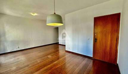 Excelente apartamento de 120m na Lagoa com varanda e vista verde.