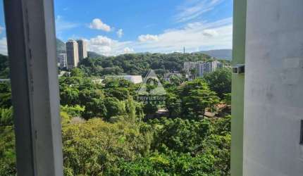 Sala e quarto com vista verde!