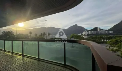 Apartamento em prédio imponente, 4 quartos, 3 vagas de garagem