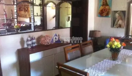 Privilégio Imóveis vende: Excelente casa de rua triplex na Gávea