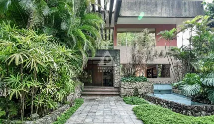Privilégio Imóveis Vende: Casa na Gávea em rua privativa com guarita/segurança.