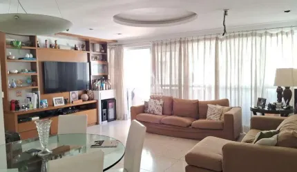 Apartamento com dois quartos e duas vagas, a uma quadra da praia, Leblon