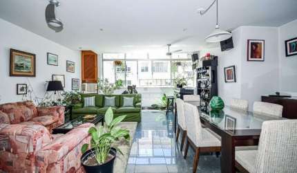 Amplo apartamento com 4 quartos (1 suíte) na quadra da Praia do Flamengo