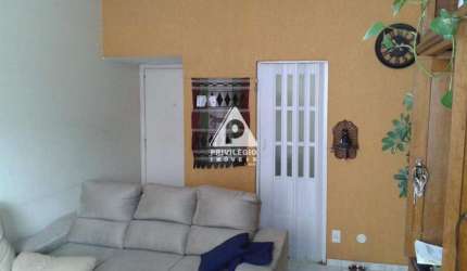 Apartamento, 2 quartos, sala, cozinha, banheiro, dependência completa e área de serviço.