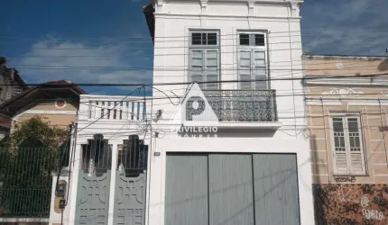 Casa duplex em Santa Teresa, com 9 quartos e 2 vagas.