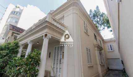 Casa Imponente, Raridade em estilo neoclássico