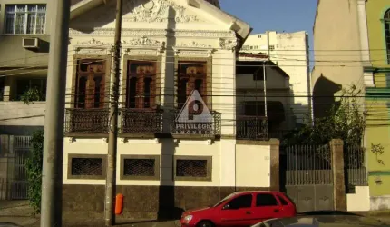Casa de rua com 4 quartos, 1 súite, 3 banheiros com 4 vagas e área externa a venda em Laranjeiras.