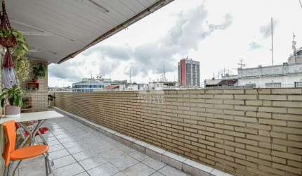 Cobertura no Flamengo de 89m² com dois quartos, sala e cozinha integradas. Vista livre e sol da manhã