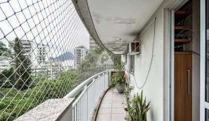 Apartamento duplo linear com quatro quartos, sendo três suítes com varandas sol da manhã, vista verde no condomínio Quartier no Catete RJ