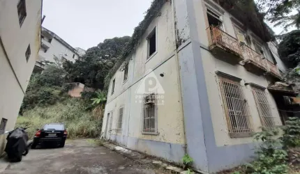Casa de rua à venda na Glória!