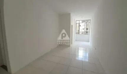 Apartamento de 02 quartos amplos claros e arejados na quadra da Praia do Flamengo, Sala ampla em dois ambientes fundos vista livre e silencioso