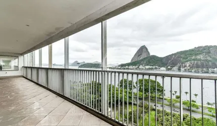 4 quartos, 6 banheiros, 2 dependências, 2 vagas, 490 m2 em rua nobre do Flamengo com vista.