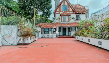 Casa 4 quartos a venda em rua nobre de Santa Teresa.
