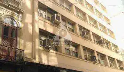 Salas no Centro, em localização privilegiada.