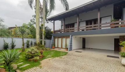 Sobrado com 1 suíte mais 3 quartos à venda no bairro Saguaçu