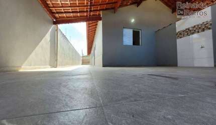 Casa Nova com piscina e churrasqueira, ideal para sua família, 800 metros do Mar e 6 minutos do Centro.