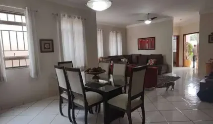 Casa térrea com 4 quatros sendo 2 suítes, piscina e churrasqueira City Ribe