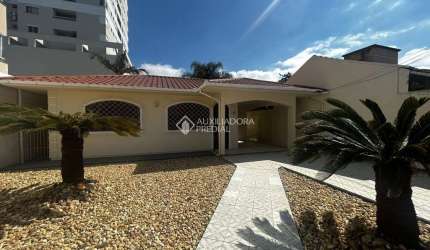 Casa com 3 quartos à venda na Vinte e Um de Abril, 61, Centro, Palhoça, 150 m2 por R$ 749.000