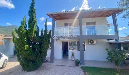Casa com 3 quartos à venda na Recife, 27, Praia de Fora, Palhoça, 200 m2 por R$ 1.059.000