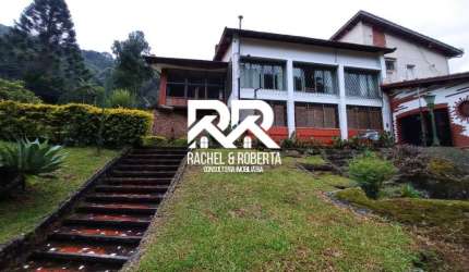 Casa com Cachoeira Própria e Piscina de água Natural
