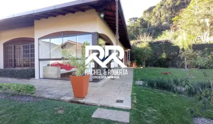 Casa Linear com Vista Indevassável no Golfe