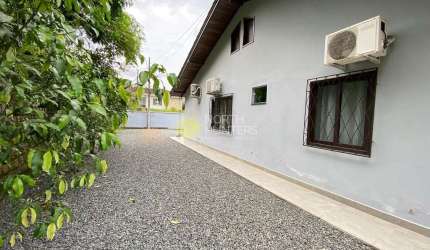 Casa dos Sonhos em Rua Calma e Tranquila: 3 Quartos, Piscina e Contato com a Natureza!
