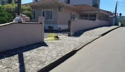 Casa no bairro João Costa, com terreno de 552,94m² e área construída de 130m². Estuda geminado como