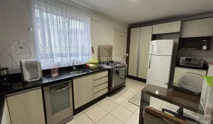 Casa averbada com piscina em condomínio fechado.