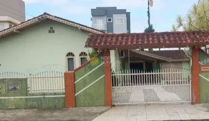 Casa no Jardim Iririu com 130m², estuda permuta por apartamento de menor valor.