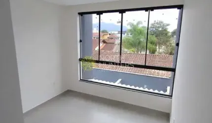 Casa geminada com Piscina, com 2 suítes e 2 vagas de garagens