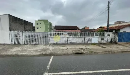 Oportunidade p/ investidores!! Terreno com 3 Casas e viabilidade para nova construção.