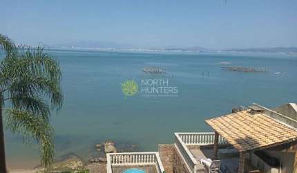 Casa á venda Sambaqui pé na areia com viabilidade.