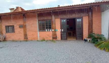Encante-se com o Charme Rústico à Beira-Mar: Casa dos Sonhos em Palmas, Governador Celso Ramos!