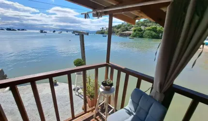 Oportunidade imperdível: 3 casas à beira-mar no centro de Governador Celso Ramos disponíveis para venda!