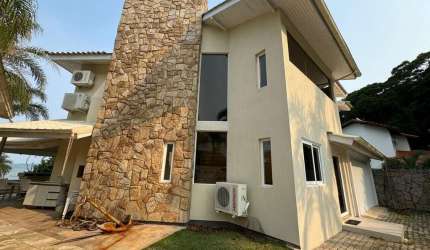 Casa Pé na Areia de Alto Padrão em Governador Celso Ramos