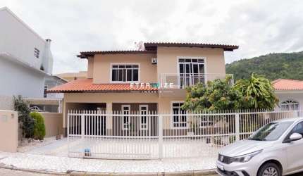 Casa proximo ao Mar no bairro de Calheiros com 05 Dormitórios em Gov. Celso Ramos-SC