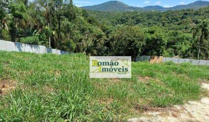 Terreno com 1.822 m²  com Boa Topografia e Vista Privilegiada para a Serra!**