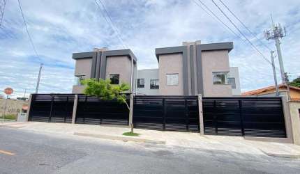 CASA GEMINADA DE TRÊS QUARTOS NO BAIRRO SANTA MÔNICA