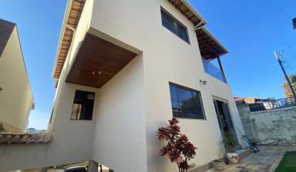 CASA DE 04 QUARTOS NO BAIRRO SANTA BRANCA