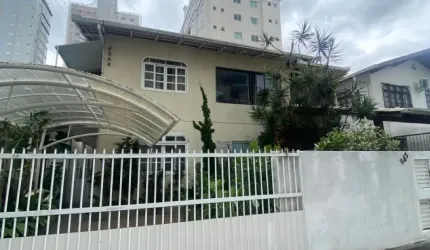Casa de Excursão com 11 suítes em Meia Praia