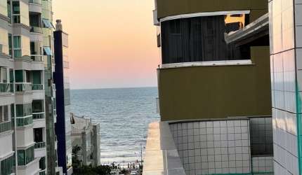 Cobertura quadra mar em Meia Praia com amplo terraço e vista para mar