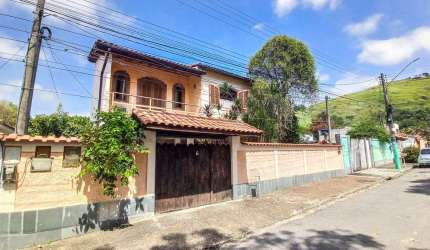 Casa à venda com 6 quartos e 5 vagas de garagem no Centro de Itatiaia-RJ - Confira!
