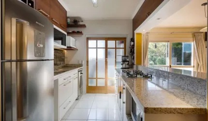 Amplo apartamento 2 dorm com sacada e churrasqueira - mobiliado!