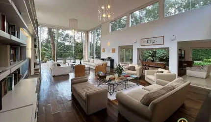 Casa com 5d/3sts. ESTILO ÚNICO ESPETACULAR E ENCANTADOR! SÓ VENDO!