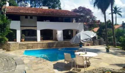 Casa com 5 suítes amplas, em Vila Fechada segurança 24h