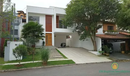 Casa com 3 suítes e piscina em condomínio de alto padrão na Granja Viana
