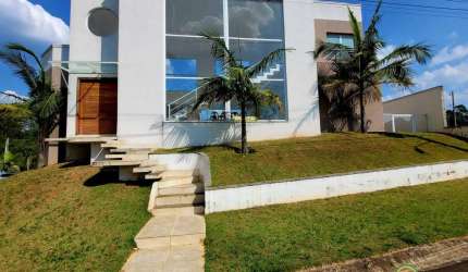 Casa moderna com 3 suítes, piscina, planejados na casa toda, em condomínio