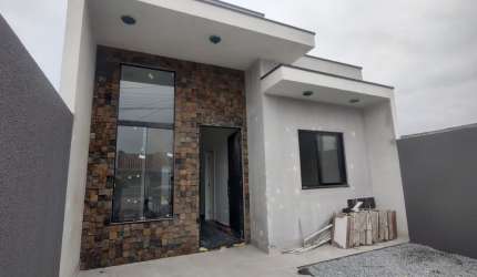 Casa com piscina proximo ao mar em Matinhos