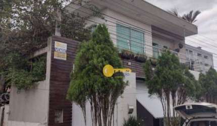 Casa com 2 andares - Parte inferior com câmara fria funcionando e imóvel nos fundos que pode ser locado!