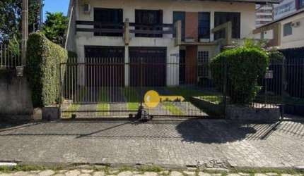 CASA EM ÁREA NOBRE DE ITAJAÍ  - AVERBADA E APTA PARA FINANCIAMENTO